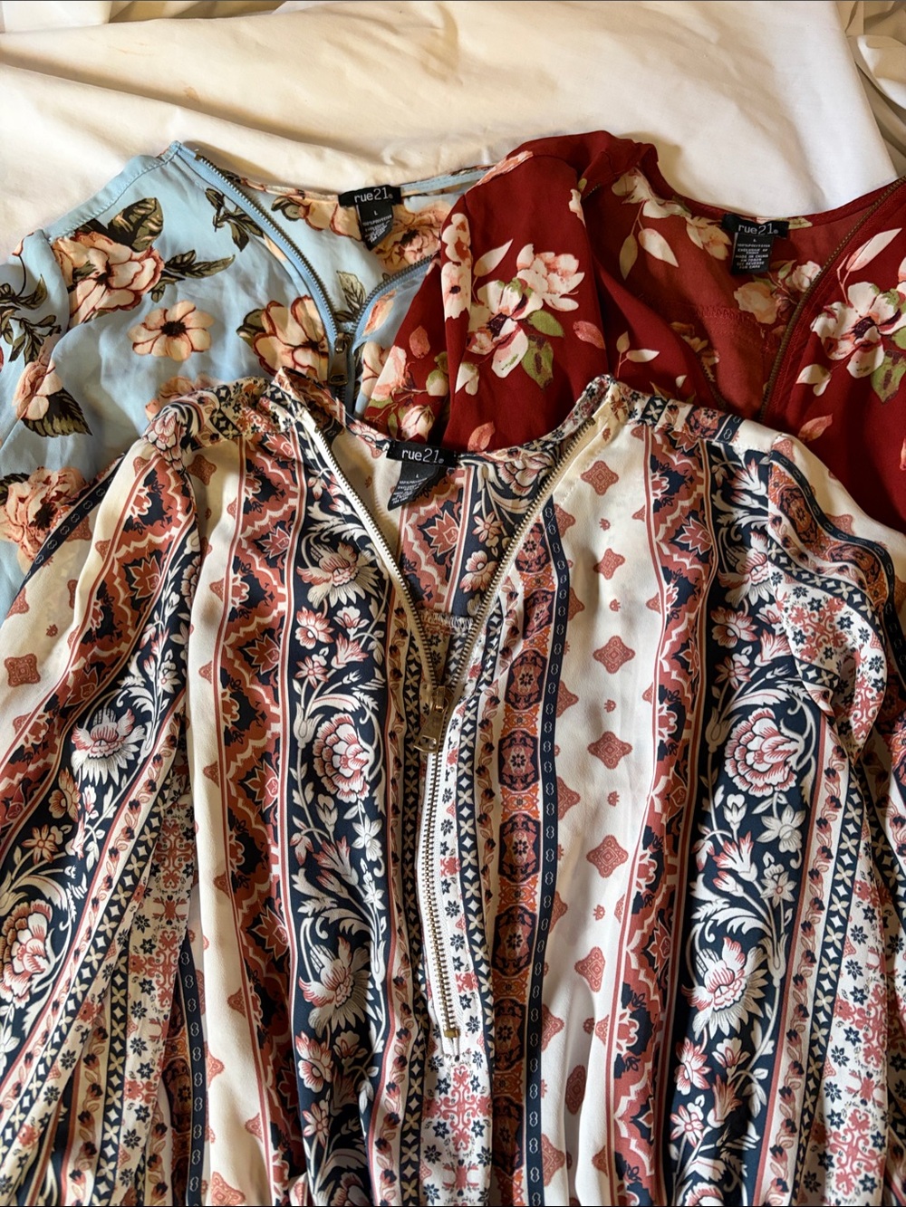 Set of 3 blouses Rue21 Floral & Boho Zip-Front Tunic in Cream, Light Blue & Red